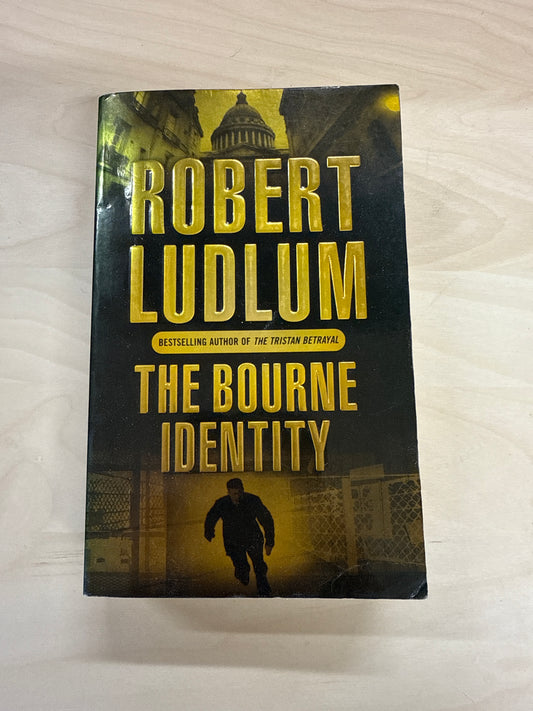 Robert Ludlum's The Bourne Identity (Bourne Trilogy Book 1)