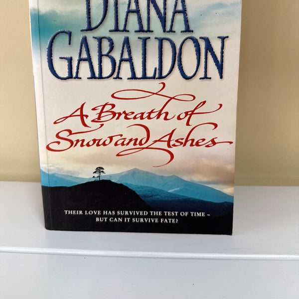 A Breath Of Snow And Ashes (Outlander #6)