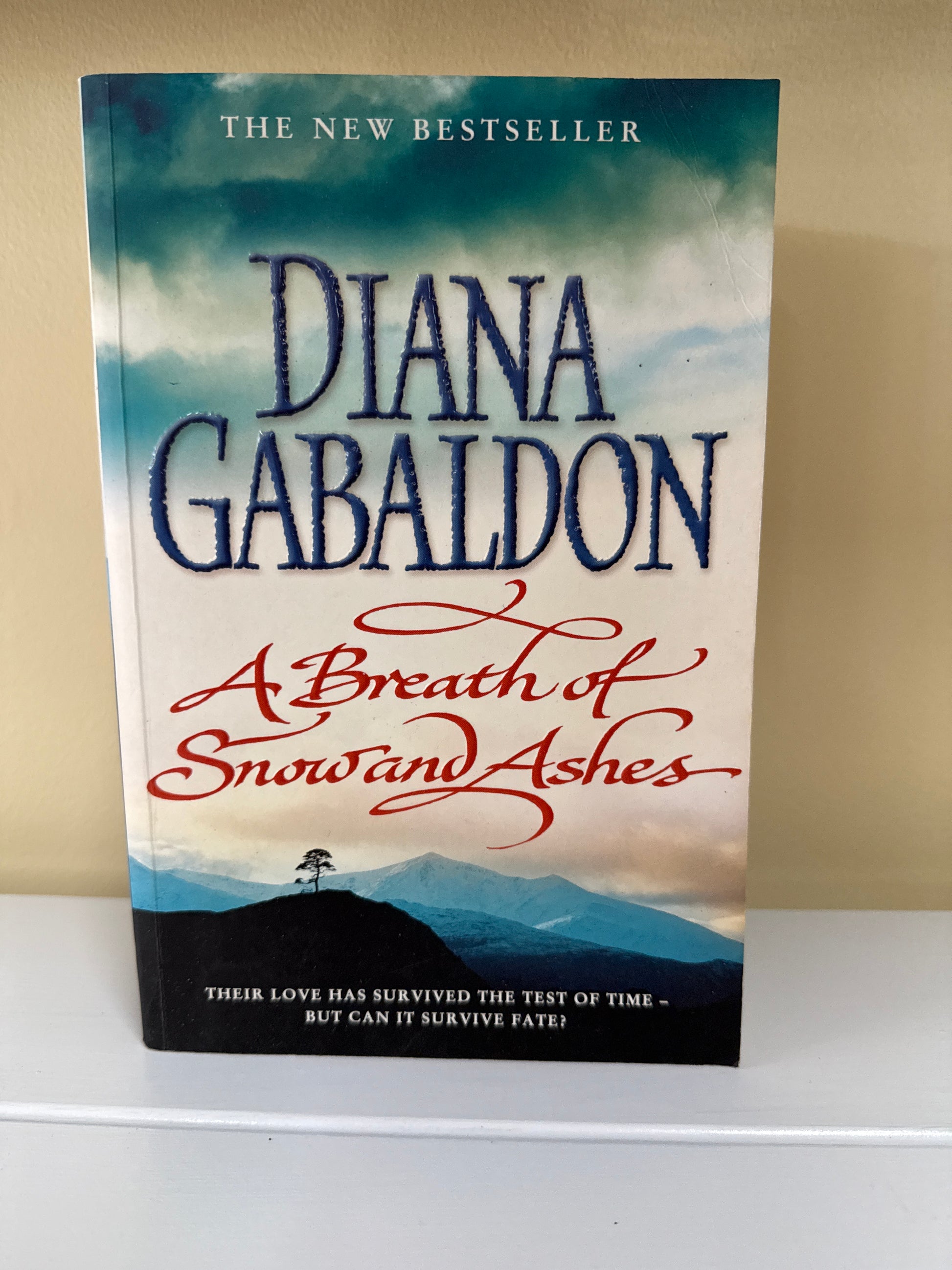 A Breath Of Snow And Ashes (Outlander #6)