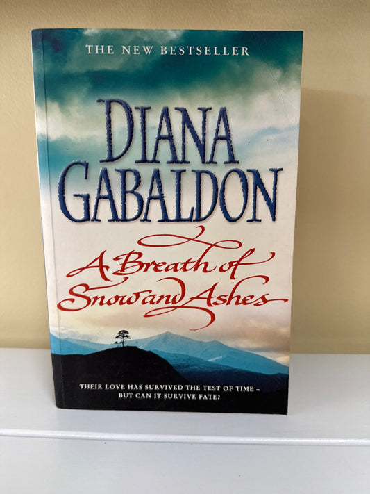 A Breath Of Snow And Ashes (Outlander #6)
