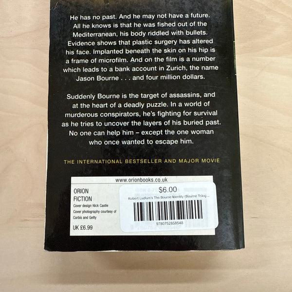 Robert Ludlum's The Bourne Identity (Bourne Trilogy Book 1)
