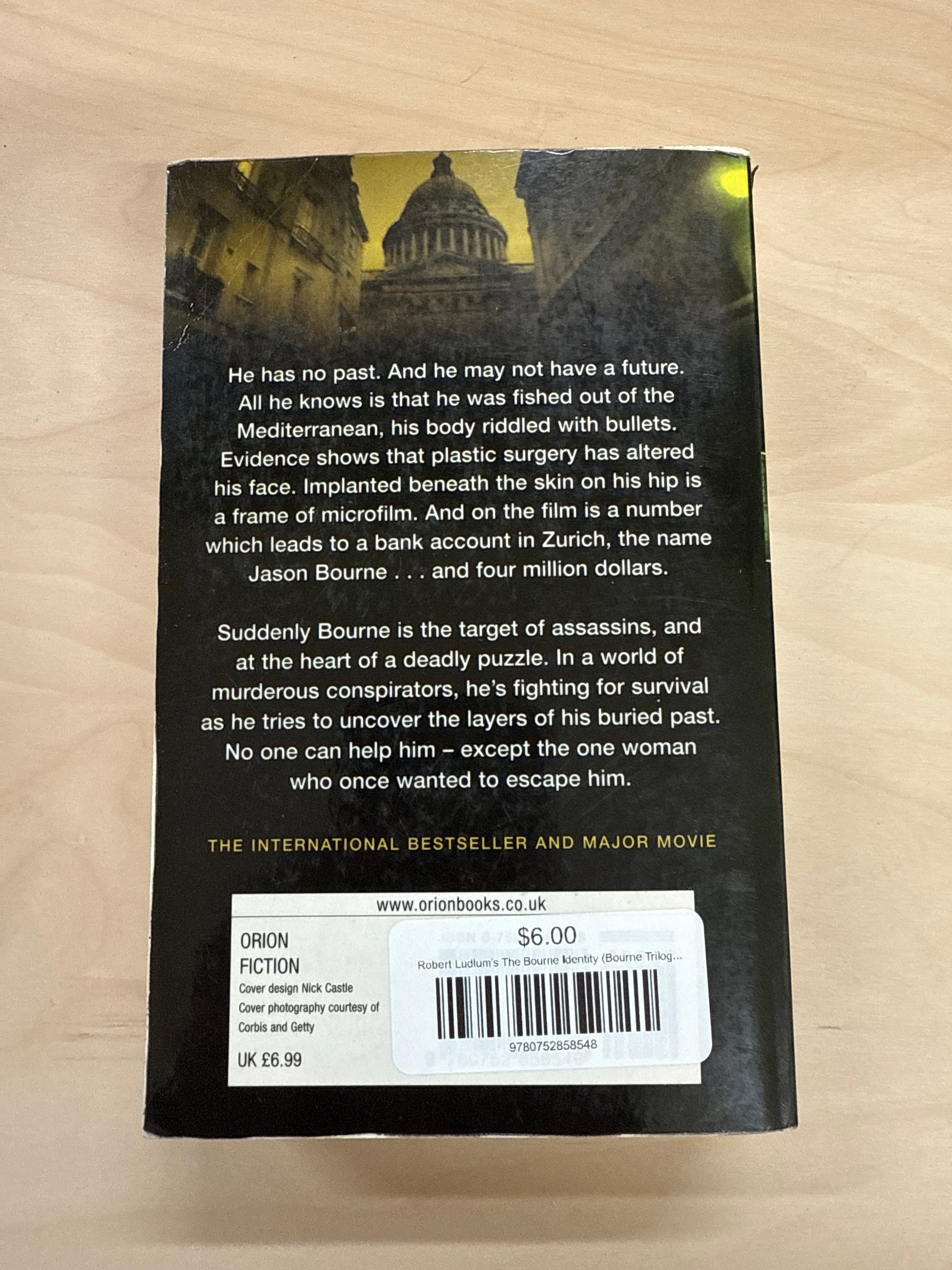 Robert Ludlum's The Bourne Identity (Bourne Trilogy Book 1)
