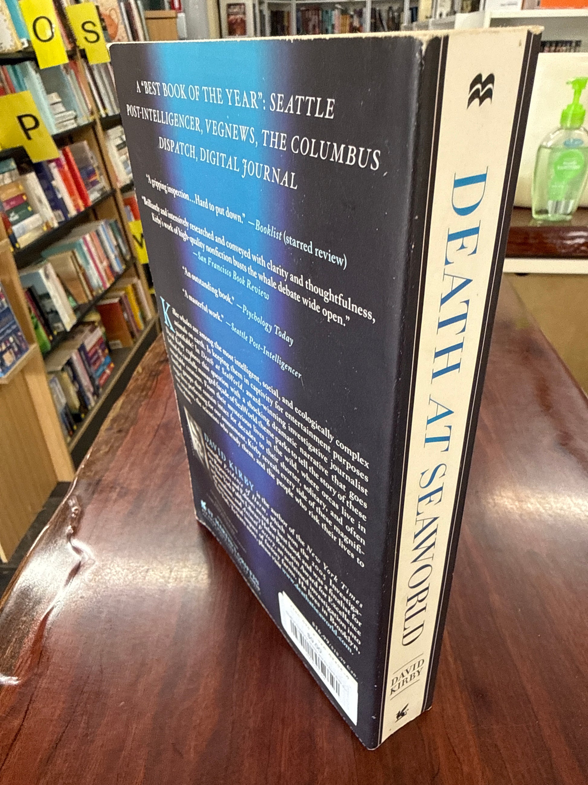 Death at SeaWorld: Shamu and the Dark Side of Killer Whales in Captivity