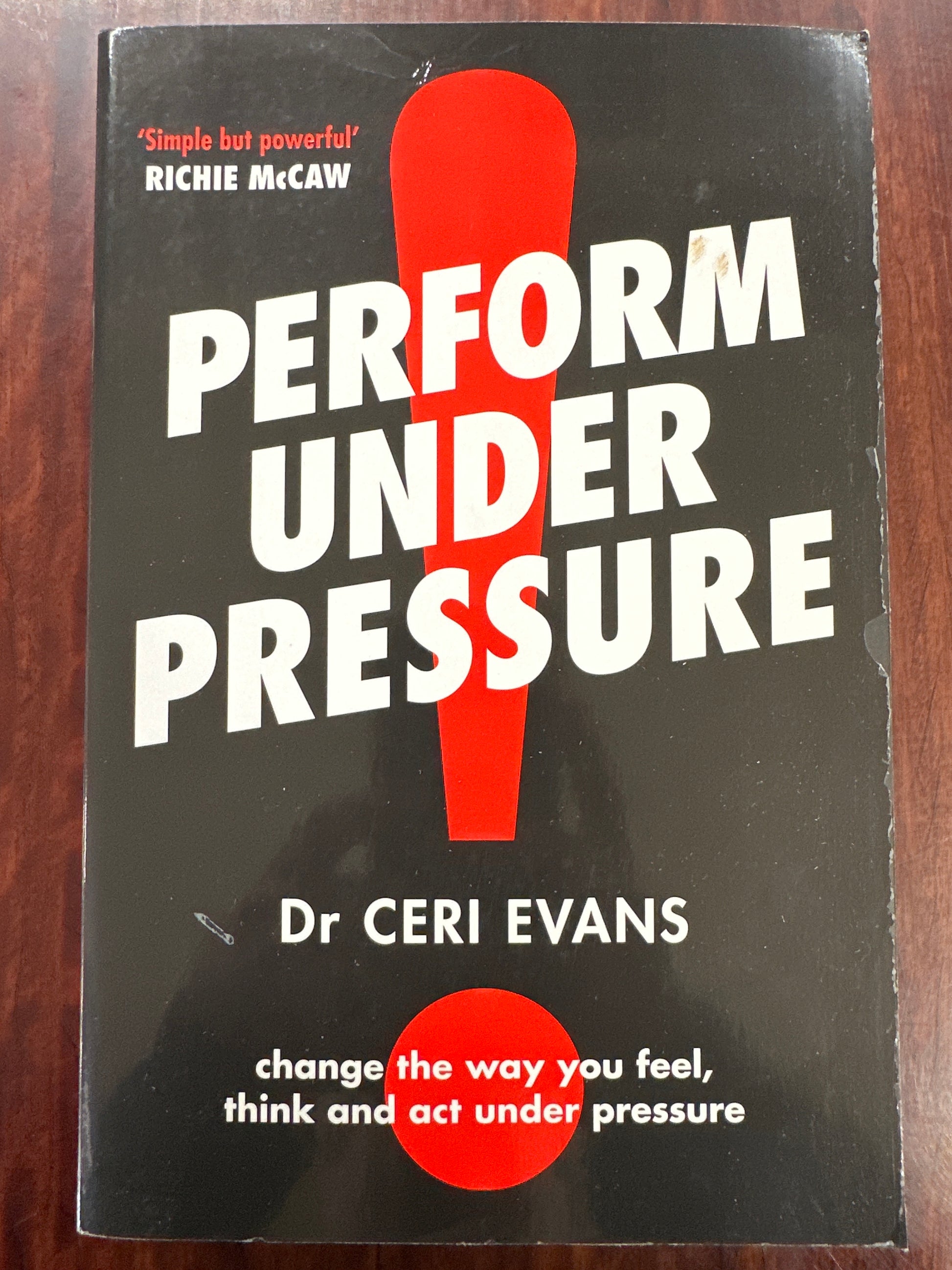Perform Under Pressure: The international bestseller on how to change the way you think, feel and act from top psychiatrist and former soccer player