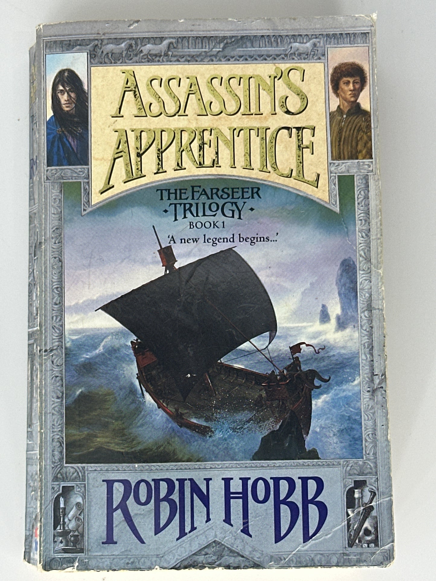 Robin Hobb Assassin's Apprentice front cover image