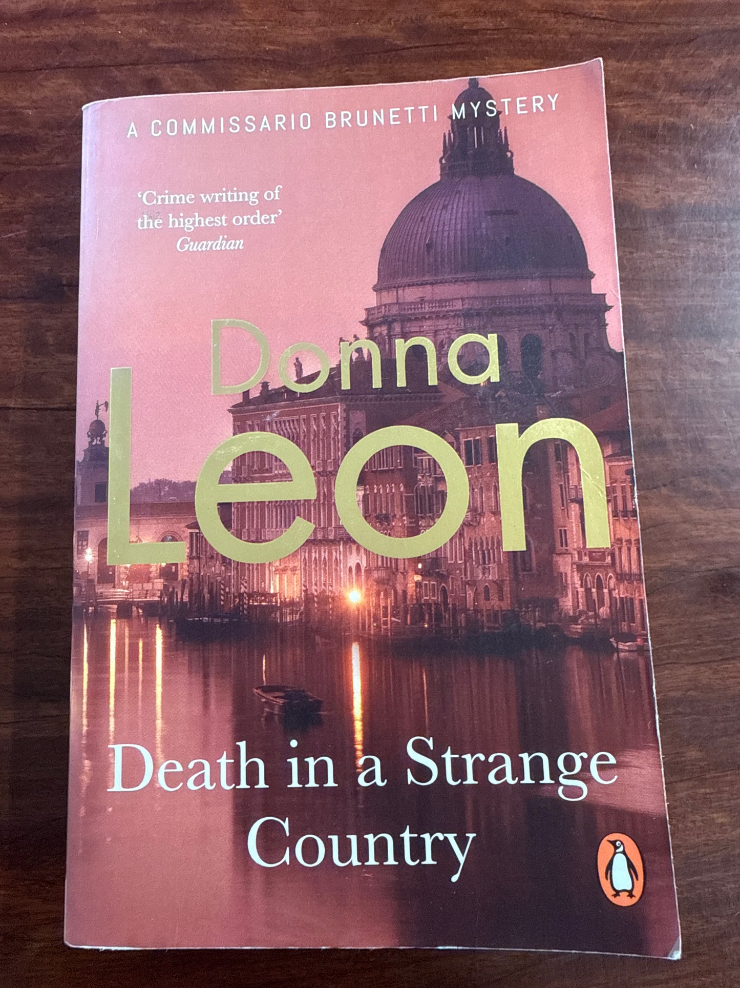 Death in a Strange Country (Guido Brunetti Book2)