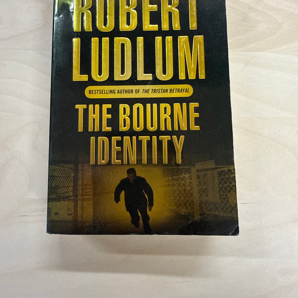 Robert Ludlum's The Bourne Identity (Bourne Trilogy Book 1)