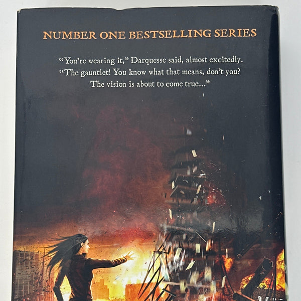 Derek Landy The Dying of the Light (Skulduggery Pleasant, Book 9) back cover image