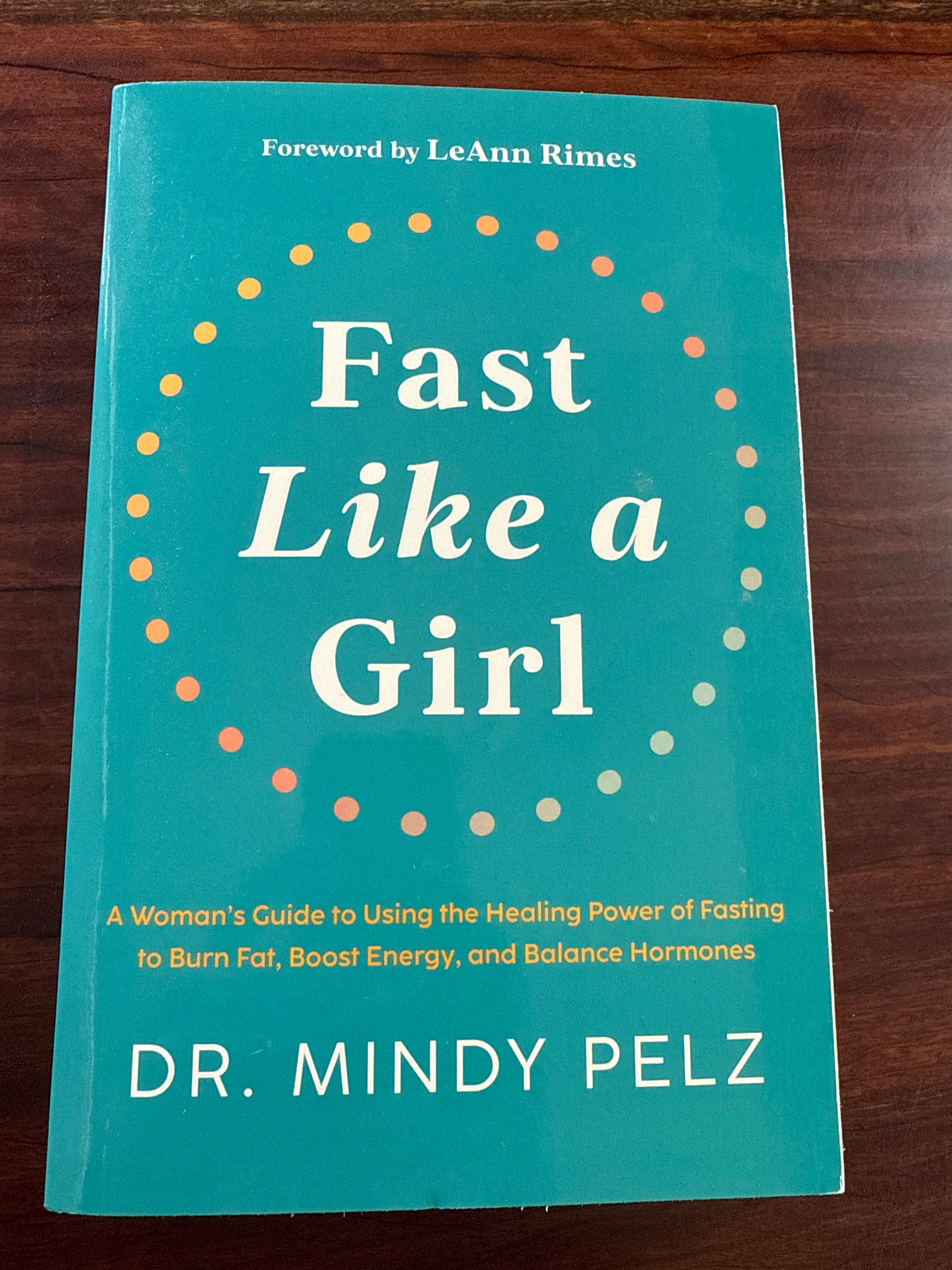 Fast Like a Girl (A Woman's Guide to Using the Healing Power of Fasting to Burn Fat, Boost Energy, and Balance Hormones)