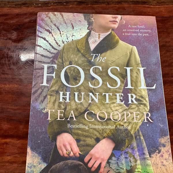 Tea Cooper Fossil Hunter cover