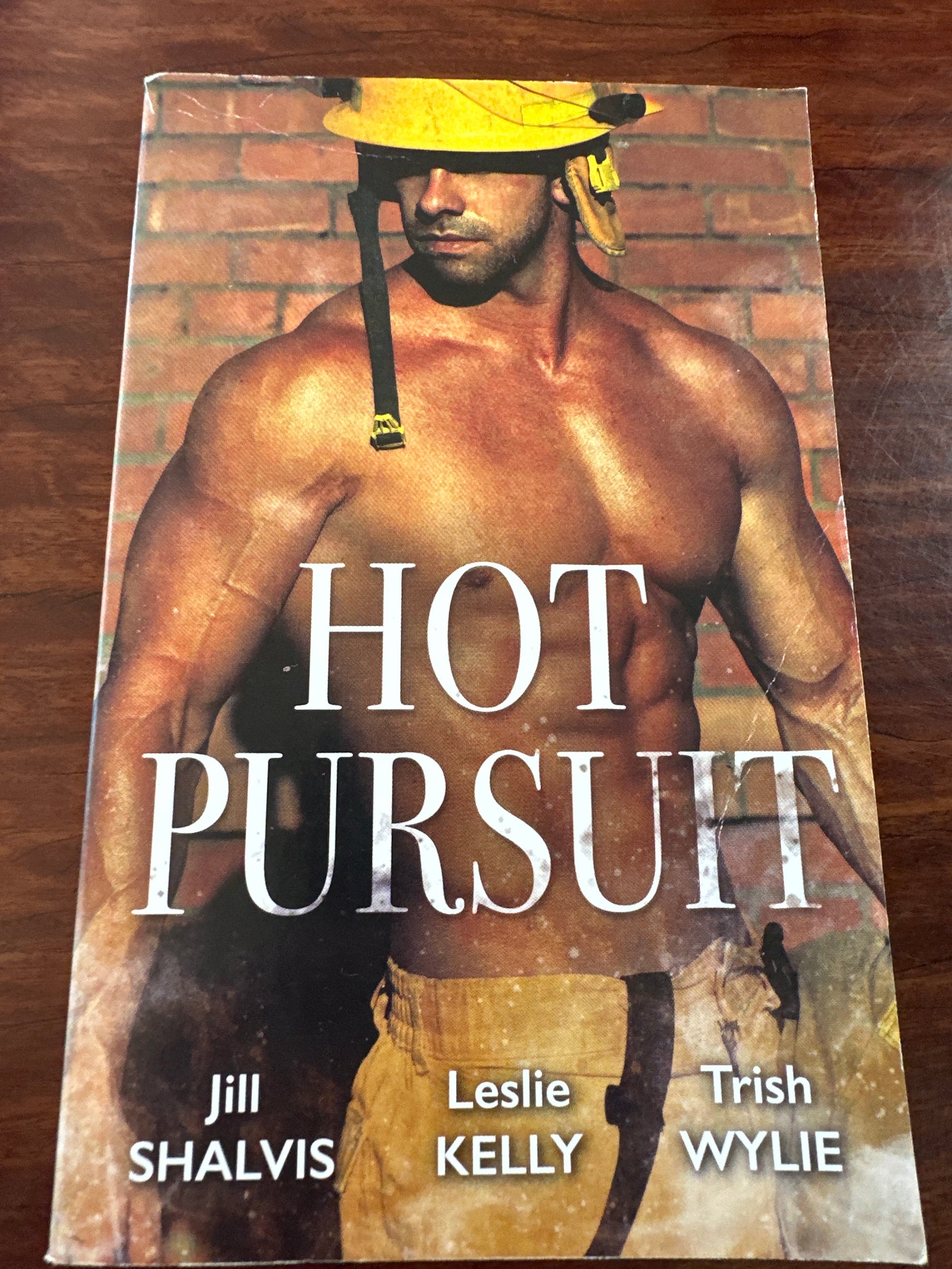 Hot Pursuit (3 reads in 1) Front cover