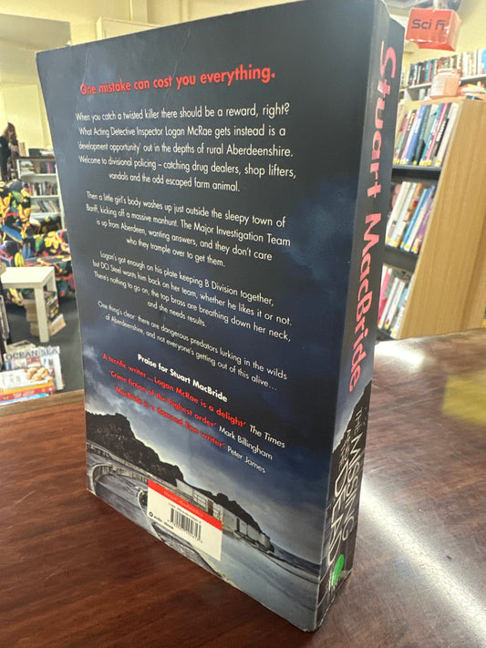Stuart MacBride Missing and Dead back cover