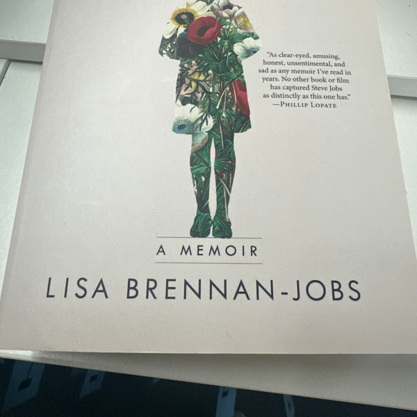 Book cover of 'Small Fry' by Lisa Brennan-Jobs on a white surface.